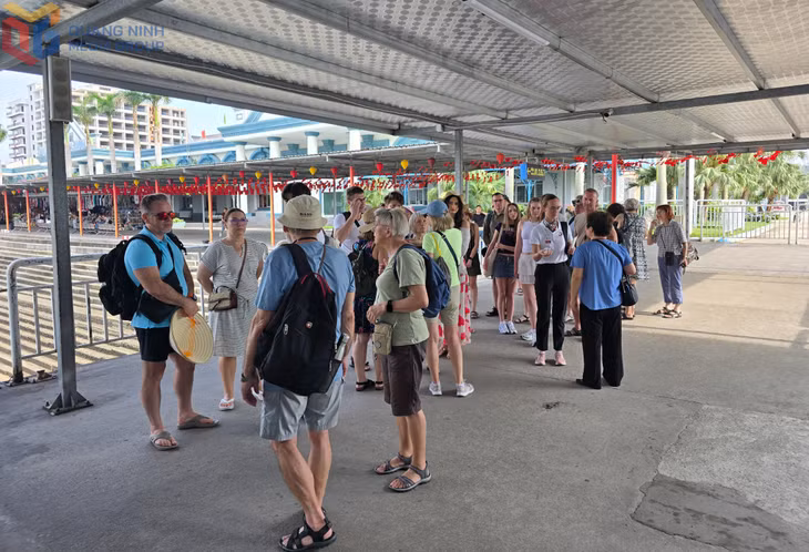 波兰旅游团游览下龙湾。