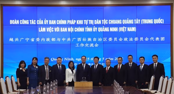 双方代表合影留念。