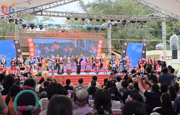 平辽县和中国广西防城港市防城区艺术家、人民的友谊表演节目。