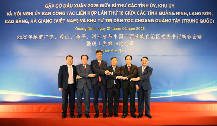 越南广宁、海防、谅山、高平、河江五省市党委书记与中国广西壮族自治区党委书记在2025年新春会晤中握手。 Các đồng chí Bí thư Tỉnh uỷ, Thành uỷ 5 địa phương: Quảng Ninh, Hải Phòng, Lạng Sơn, Cao Bằng, Hà Giang (Việt Nam) và Bí thư Khu uỷ Khu tự trị dân tộc Choang Quảng Tây (Trung Quốc) bắt tay hợp tác trong chương trình Gặp gỡ đầu Xuân 2025.