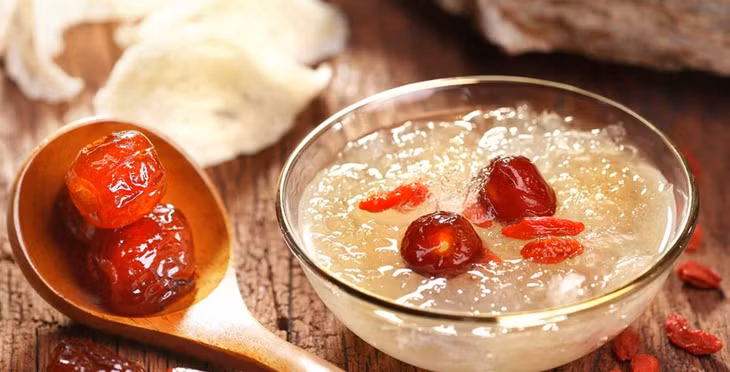 燕窝莲子红枣羹 Chè tổ yến hạt sen táo đỏ