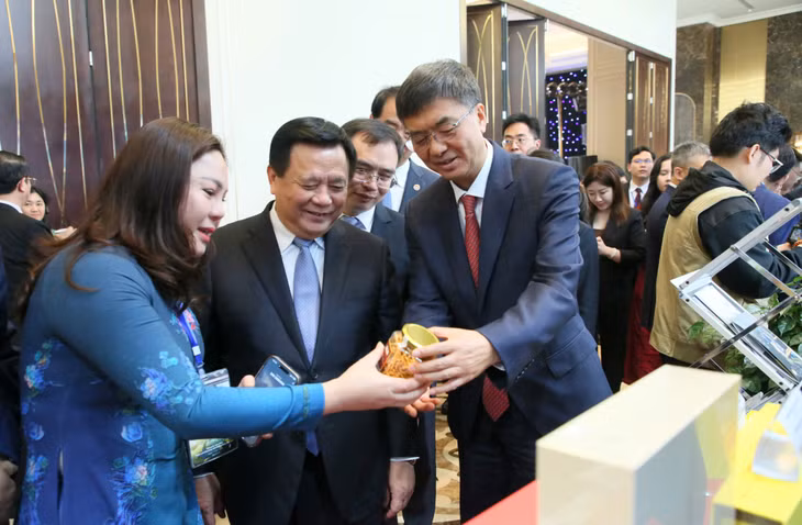越共中央政治局委员、越共中央理论委员会主席、胡志明国家政治学院院长阮春胜与广西壮族自治区党委书记陈刚参观广宁省“一乡一品”产品。 Đồng chí Nguyễn Xuân Thắng, Ủy viên Bộ Chính trị, Chủ tịch Hội đồng Lý luận Trung ương, Giám đốc Học viện chính trị Quốc gia Hồ Chí Minh và đồng chí Trần Cương, Bí thư Khu uỷ Khu tự trị Dân tộc Choang Quảng Tây tham quan sản phẩm OCOP của Quảng Ninh.