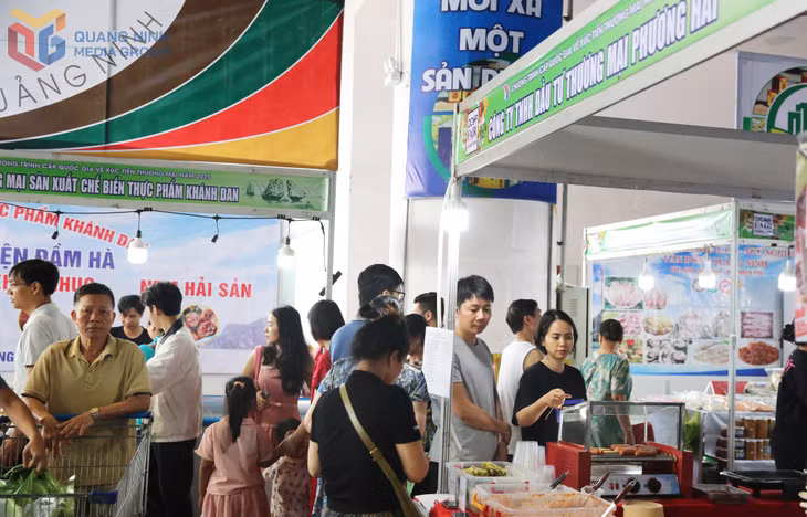 五星级 OCOP 产品金花茶（海哈）在展会上被游客选中。