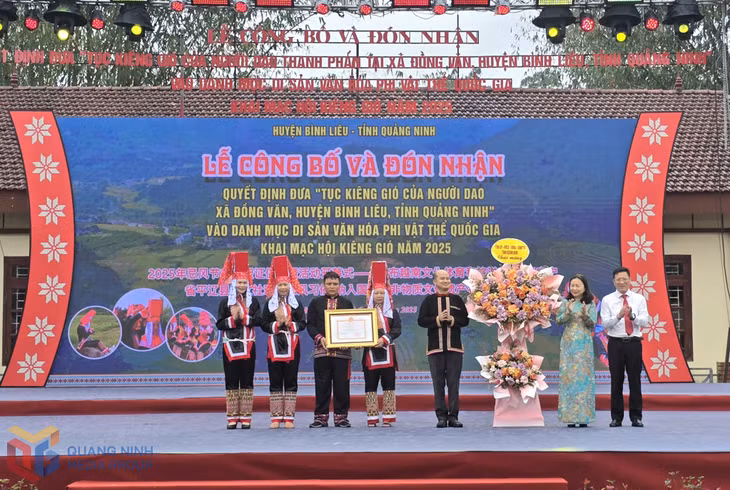 广宁省委常委会委员、广宁省人民议会常设副主席魏玉碧给平辽县同文乡领导赠送鲜花，祝贺“禁风习俗”被列为国家级非物质文化遗产名录。
