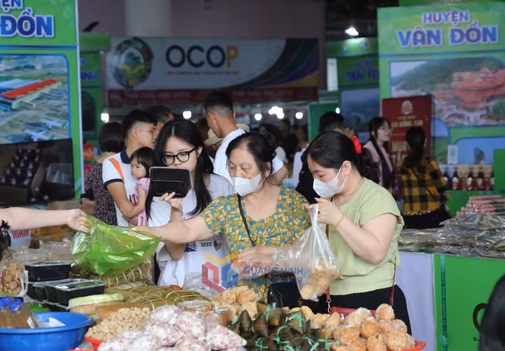 农产品和食品展位吸引了大量市民和游客前来购物。