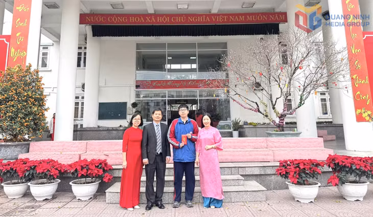 下龙重点高中学校化学专业三年级学生郑越黄是越南参加阿布•雷汗•比鲁尼国际化学奥林匹克竞赛的4名学生代表之一。