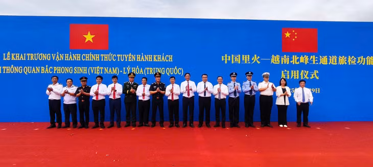 越南广宁省海河县和中国广西防城区政府代表参加越南北峰生—中国里火通道旅检功能启用正式