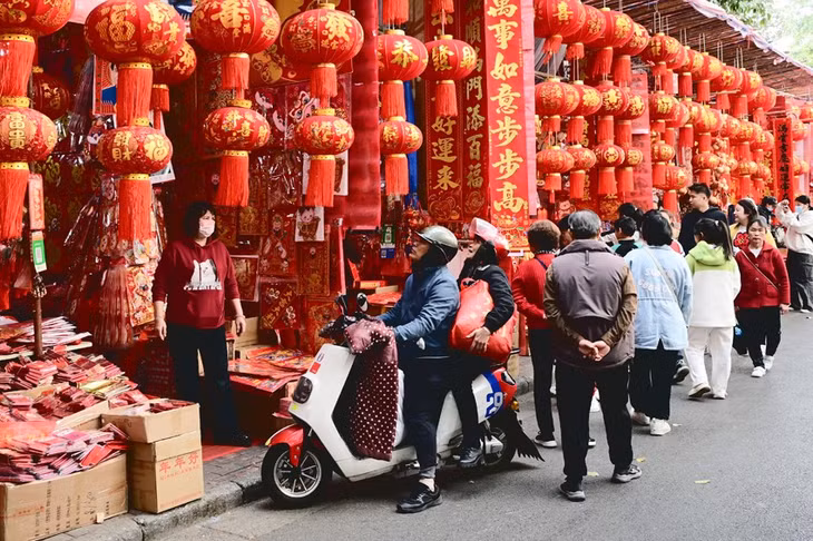 南宁市上海路年货交易市场特别热闹。雷琦竣 摄 Chợ hàng Tết đường Thượng Hải, thành phố Nam Ninh đặc biệt sôi động. Ảnh của phóng viên Lôi Kỳ Tuấn