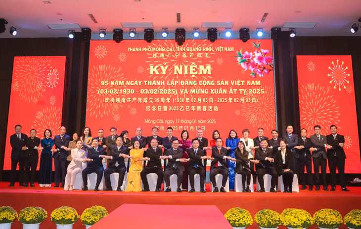 越南芒街市政党代表团跟中国广西东兴市和防城区执政党代表团合影留念。