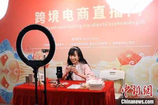 主播在跨境电商直播间介绍商品。 MC đang giới thiệu sản phẩm trong phòng livestreem thương mại điện tự xuyên biên giới.