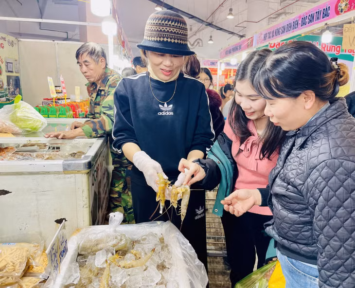 由于购买力强劲上升，各地积极配合企业、生产单位，不断补充商品供应，防止出现商品短缺的情况。