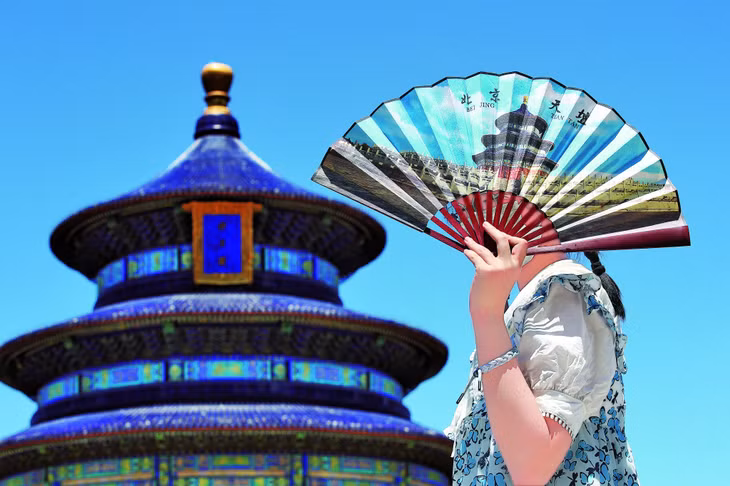 6月24日，北京高温之下，天坛公园游客纷纷亮出防晒“神器”（图/IC photo） Ngày 24/6/2022, dưới nhiệt độ cao tại Bắc Kinh, du khách ở Công viên Thiên Đàn lần lượt khoe "tuyệt chiêu" chống nắng (ảnh: IC photo)