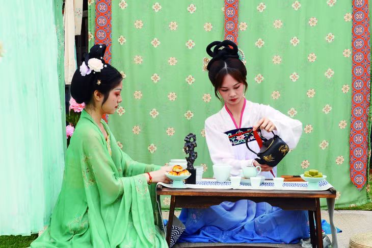茶艺师在广西“金民饮茶日”活动中展示茶艺。（图/新华社） Nghệ nhân trà thể hiện kỹ nghệ trà trong sự kiện “Ngày toàn dân uống trà” tại Quảng Tây. (Ảnh/Tân Hoa Xã)