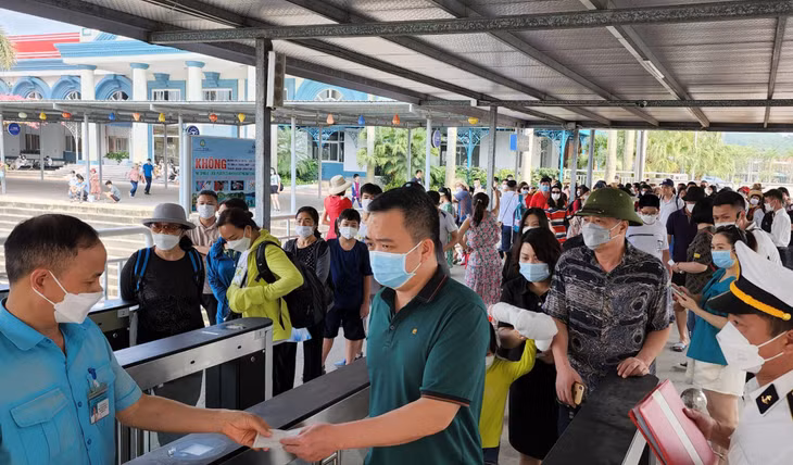 诸多游客通过巡周国际码头参观下龙湾。