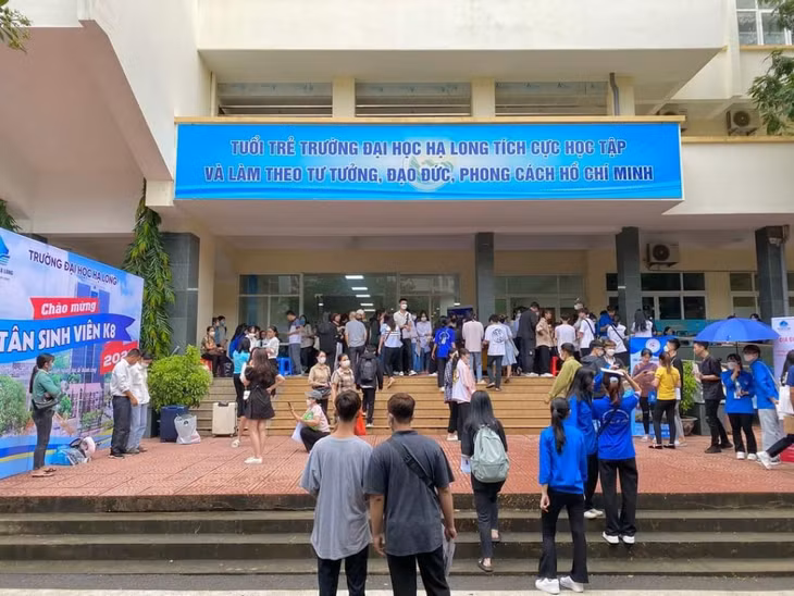 下龙新大学生办理入学手续。