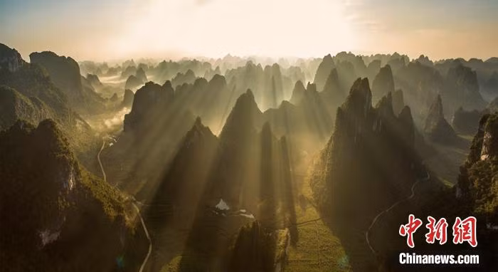 弄岗航拍图。 Ảnh Lộng Cang chụp từ trên cao.