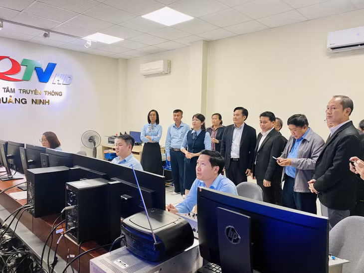 代表团参观广宁省传媒中心的节目制作室。