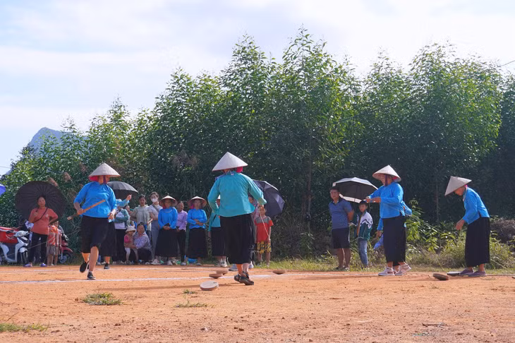 芒街市海山乡山旨族妇女参加民间游戏。