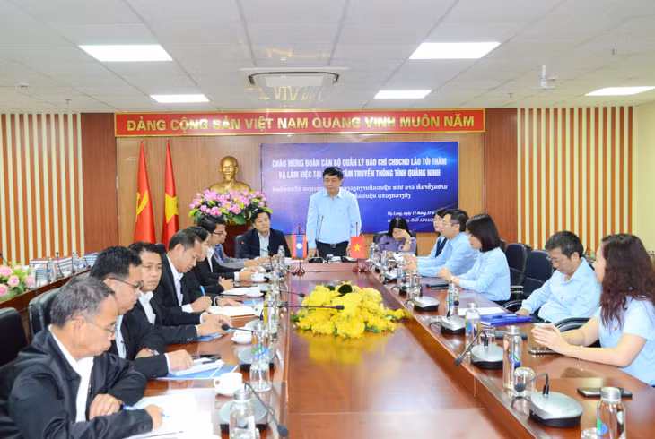 广宁省传媒中心梅武俊向代表团介绍广宁省经济社会发展的潜力与优势以及广宁省传媒中心的运行情况。