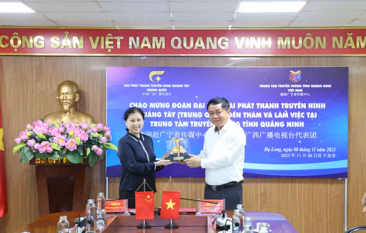 广宁省传媒中心领导向广西广播电视台领导赠送纪念品。