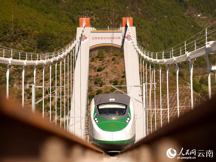 行驶在金沙江特大桥上的“复兴号”动车。周涛 摄 Đoàn tàu cao tốc"Phục Hưng" chạy trên cầu lớn qua sông Kim Sa. (Ảnh: Chu Đào)