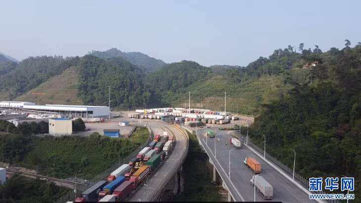 广西友谊关口岸货运繁忙通行现场。（王明天 摄） Quang cảnh vận chuyển hàng hóa qua lại tấp nập tại cửa khẩu Hữu Nghị Quan Quảng Tây. (Ảnh: Vương Minh Thiên chụp)