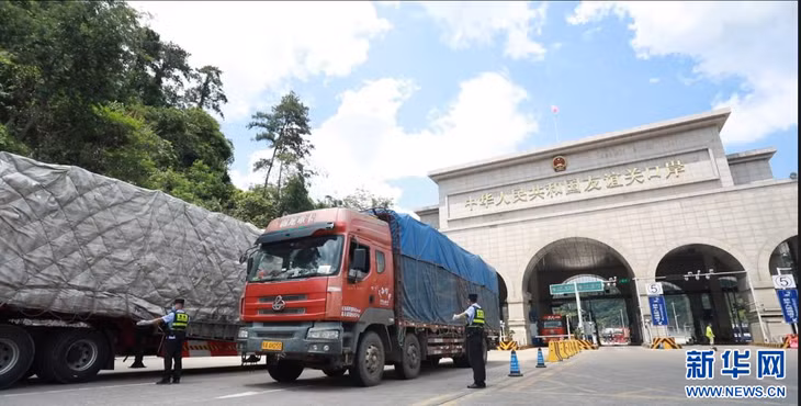 广西友谊关边检站移民管理警察在口岸货运现场引导车辆通行。（陈荣佳 摄） Cảnh sát quản lý di dân tại Trạm kiểm tra biên phòng Hữu Nghị Quan, Quảng Tây hướng dẫn phương tiện qua lại tại hiện trường vận chuyển hàng hóa ở cửa khẩu. (Ảnh: Trần Vinh Giai chụp)
