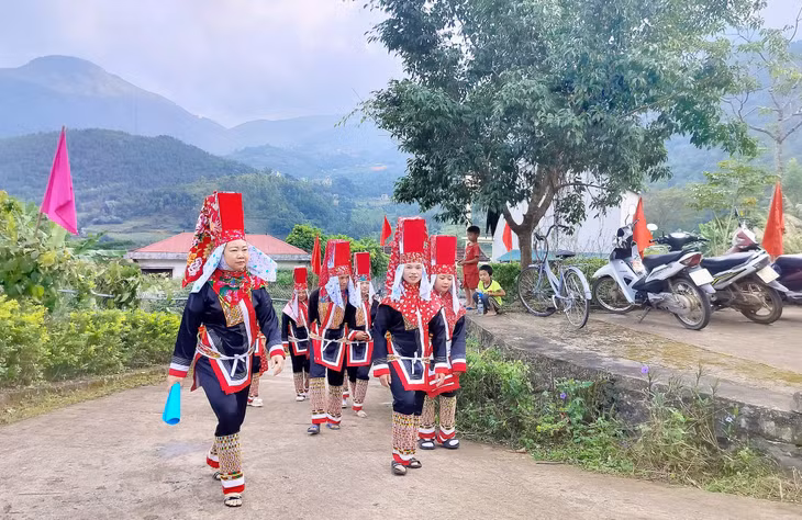 从早晨，平辽高山之县妇女盛装打扮，一起去参加节日。