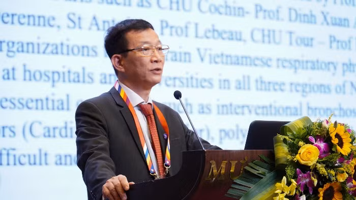 越南呼吸协会主席吴贵州教授在会上发表讲话。图片来源：https://baodautu.vn/