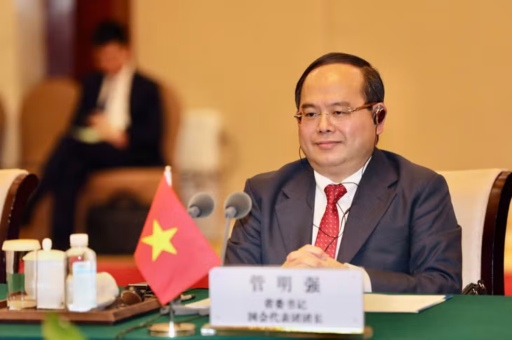 越南共产党中央委员、广宁省委书记、广宁省国会代表团团长管明强发表讲话。
