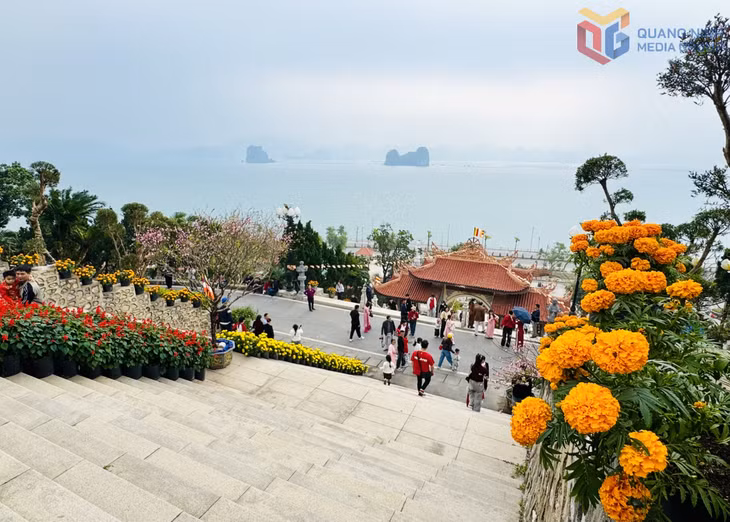 钙婆寺迎来大量民众与游客前来朝拜。
