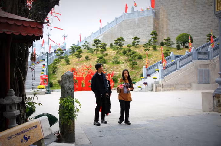德翁庙不仅是灵性文化场所，更是广宁省家喻户晓的旅游名片。许多民众和游客在到访广宁时，都会选择来此游览观光。