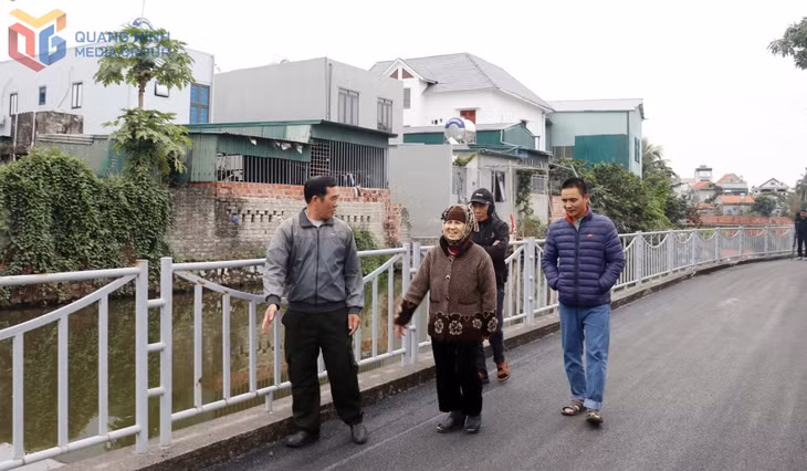 连河坊连河7区的居民在崭新、升级后的道路上欢快穿行。