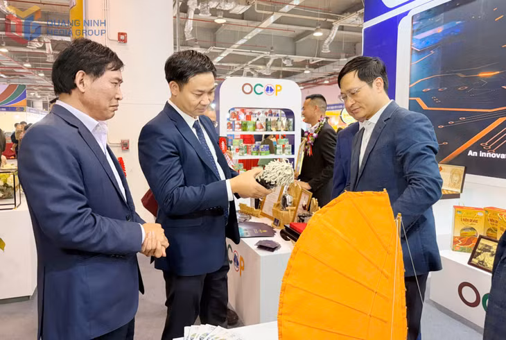 代表们参观了该省经济社会发展成就展区。 •