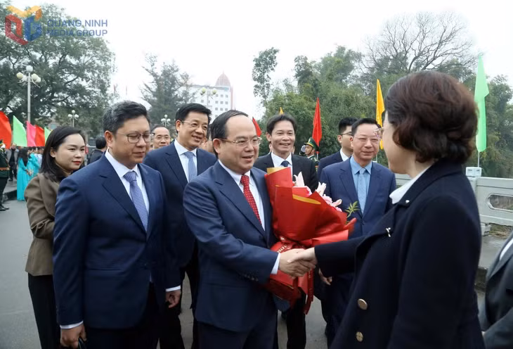 广西壮族自治区防城港市委书记黄江在芒街国际口岸北仑一号桥迎接代表团。