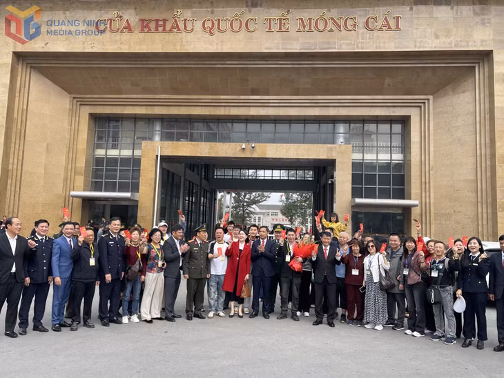 广宁省人民委员会常务副主席武文面在大年初一向首批经芒街国际口岸入境的中国旅游团发红包。