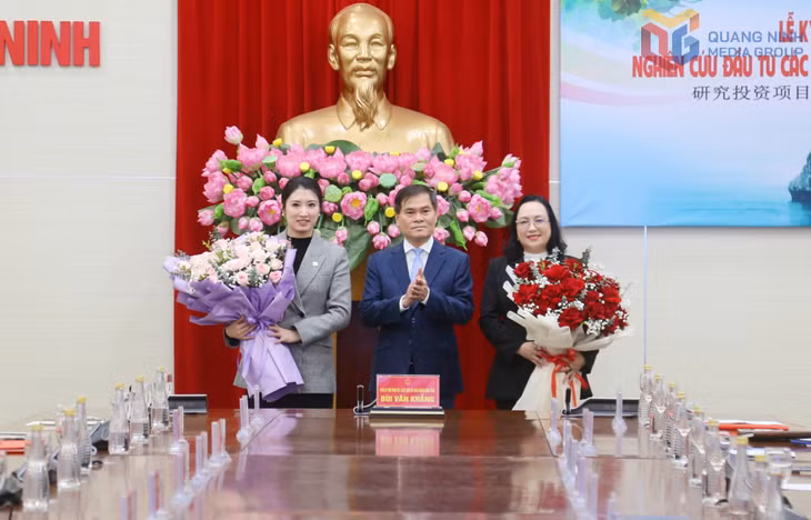 广宁省人委会主席、省委副书记裴文康在仪式上赠送鲜花。