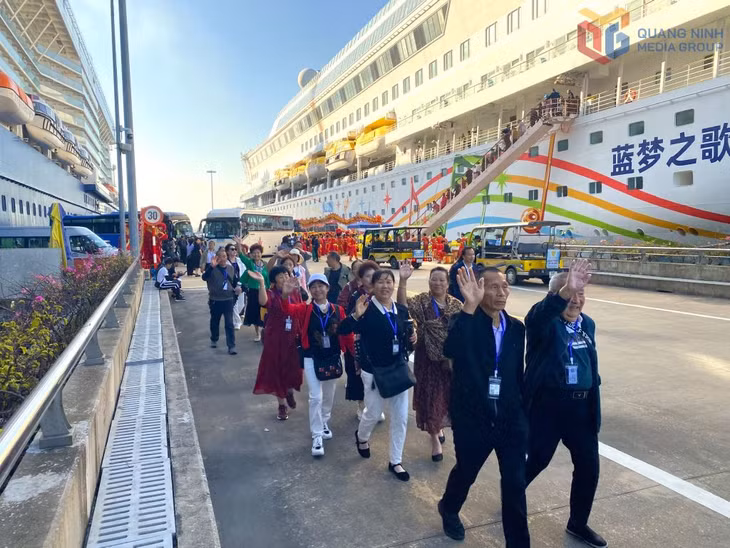 游轮乘客从北海市前往下龙湾游览。