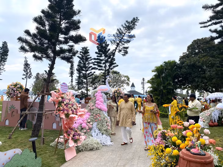 宾客们随着印度传统音乐起舞，现场气氛热烈非凡。