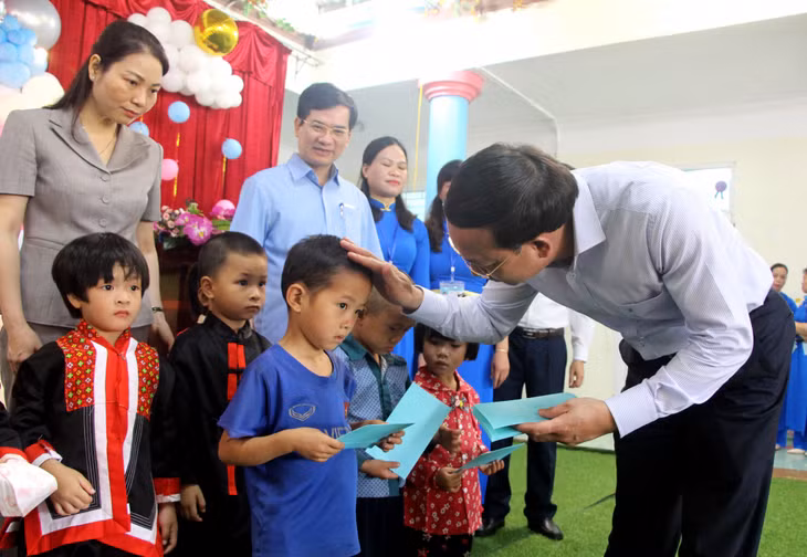 我省省委书记向平辽县幼儿园儿童赠送节日礼物 ảnh 1