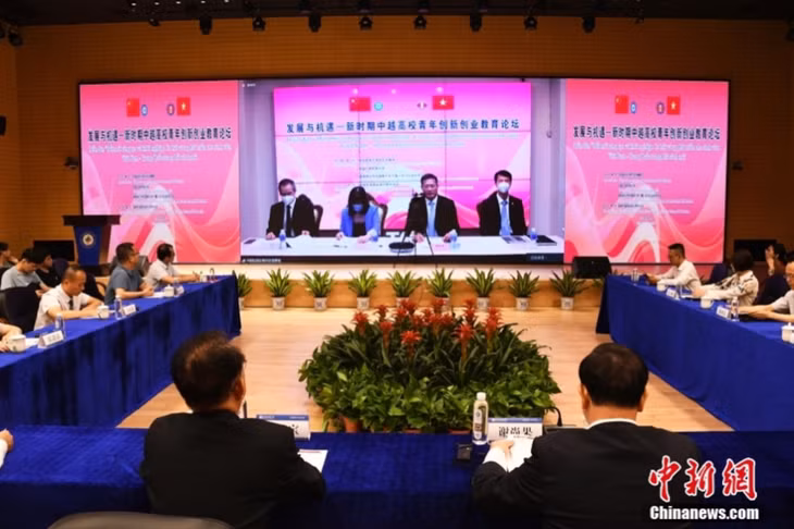 图为设在广西民族大学相思湖校区的中方分会场。 Trong ảnh là hội trường phụ của phía Trung Quốc đặt tại khuôn viên trường Hồ Tương Tư thuộc trường Đại học Dân tộc Quảng Tây.