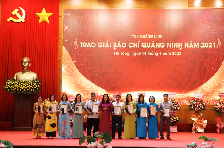 广宁省人民委员会副主席阮氏幸向参赛作者颁发一等奖。