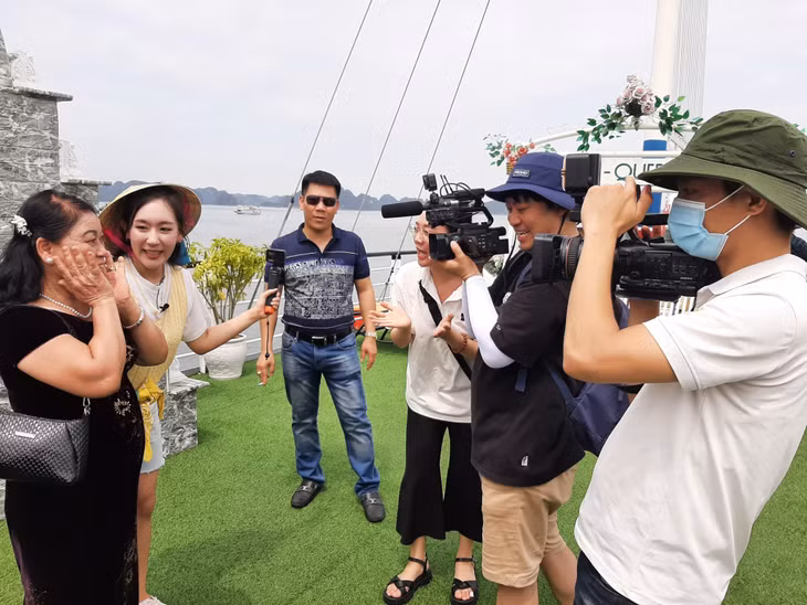 韩国记者在下龙湾上作业。