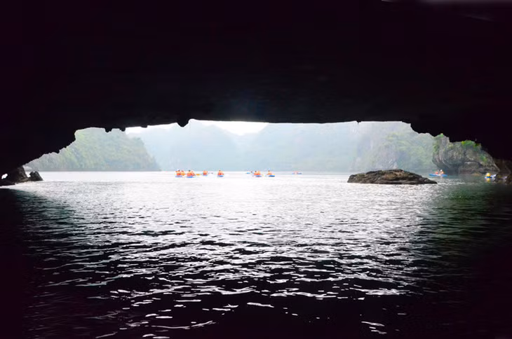 三洞湖其实是三个小湖泊相连而成，是游客的最佳景点。