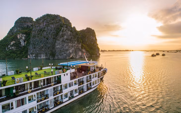 Du thuyền 5 sao được nhiều du khách lựa chọn khi đến Quảng Ninh.