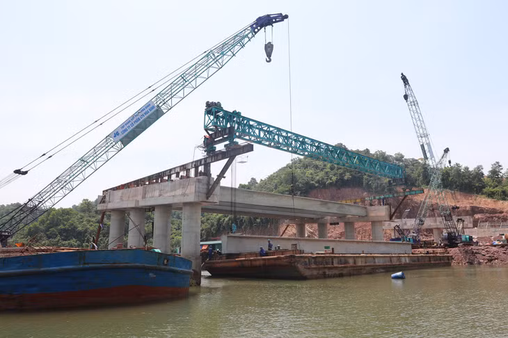 台川2桥目前钻孔了46根钻孔桩，完成T1至T10桥墩和M1桥台的建设，建完29个桥板。