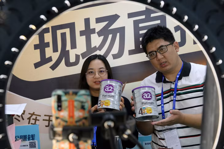 南宁国际会展中心，参展商通过网络直播推销商品