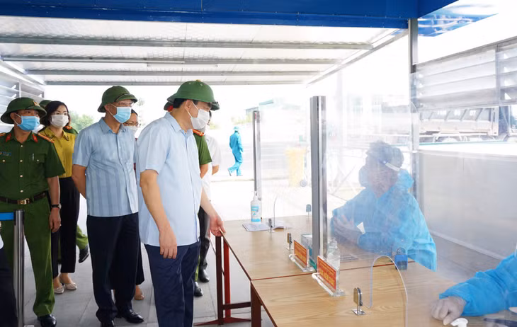 广宁省委常务副书记吴黄银赴广安市白藤桥收费站的检疫站视察新冠肺炎疫情防控工作。