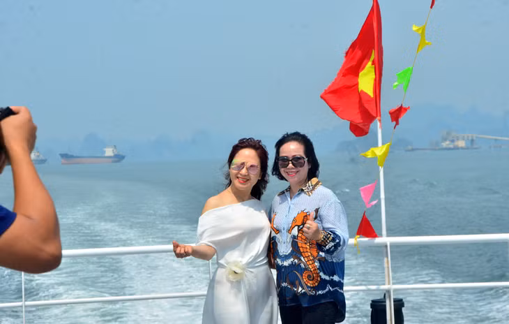 乘巡洲号高速船体验下龙湾-白子龙湾的航线 ảnh 3