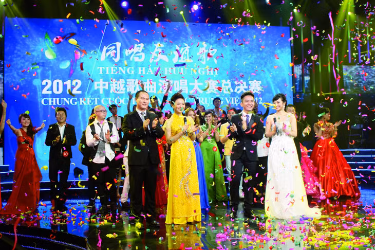 2012年11月18日，“同唱友谊歌——2012中越歌曲演唱大赛”总决赛在广西南宁举行 。 Vòng chung kết Cuộc thi tiếng hát hữu nghị Việt – Trung năm 2012 tổ chức tại Nam Ninh ngày 18/11/2012.
